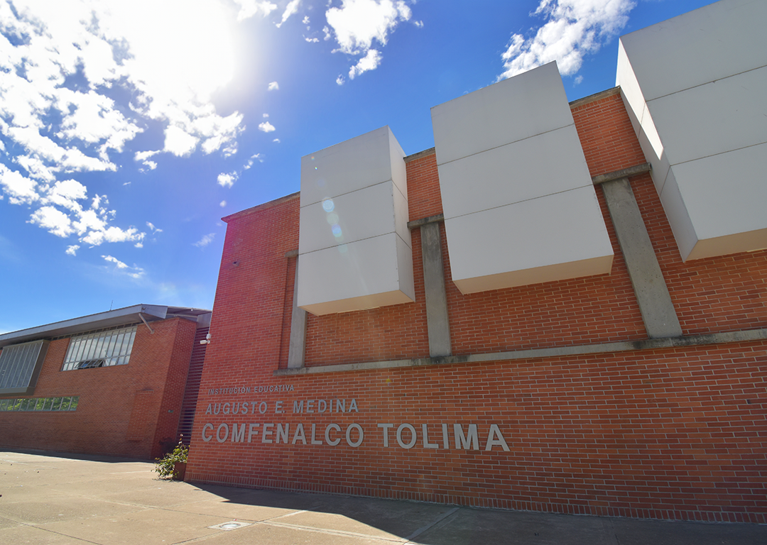 Fachada colegio Augusto E. Medina de Comfenalco Tolima