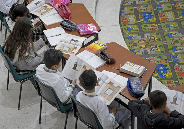 Niños leyendo en biblioteca del colegio Comfenalco Tolima Ibagué