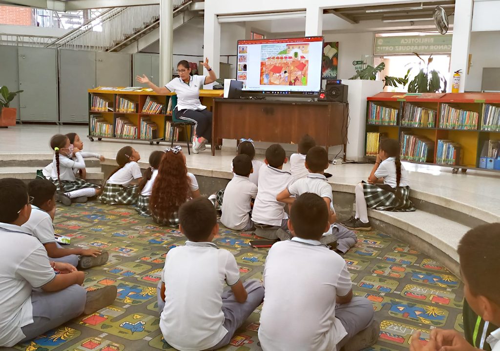 Niños estudiantes en actividad de promoción de lectura