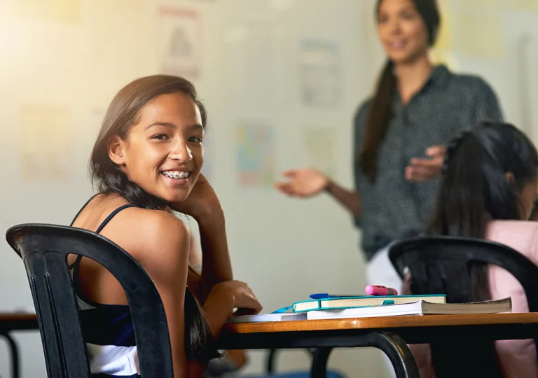 Profesora y alumna en salón de clases