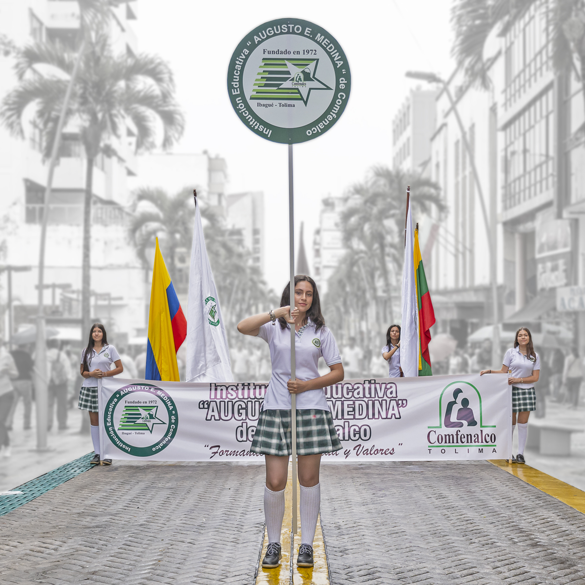 Estudiantes colegio Comfenalco Tolima Ibagué marchando